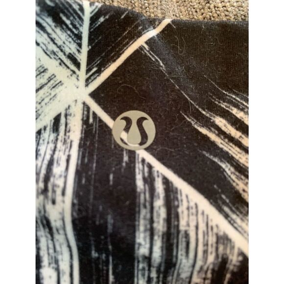 Lululemon Wunder Under roll down leggings. Size 2 - Picture 6 of 7